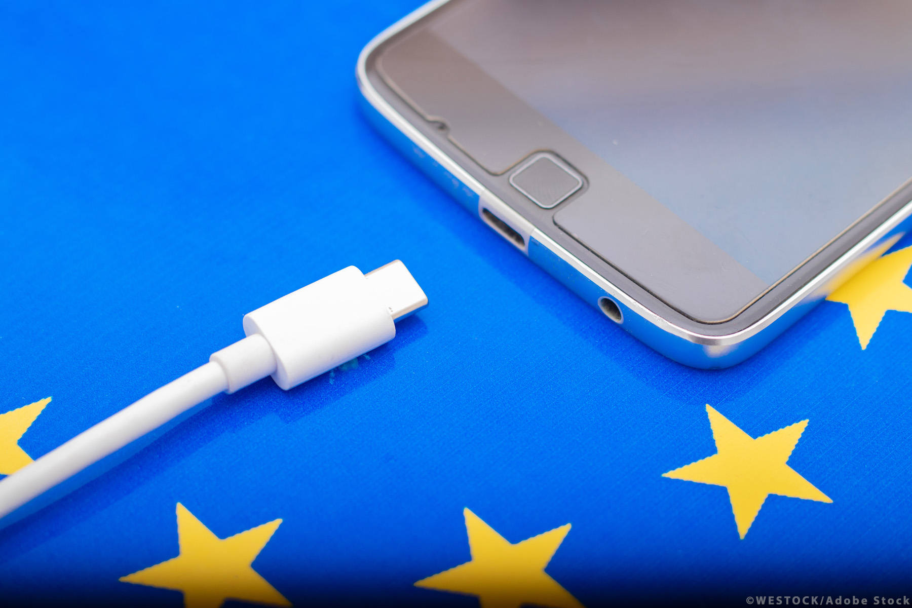 USB-C laadimispesa Euroopa Liidu tähtede taustal