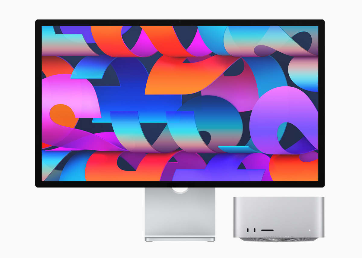 Naine kasutamas Apple'i Mac Studio arvutit ja Studio Monitori