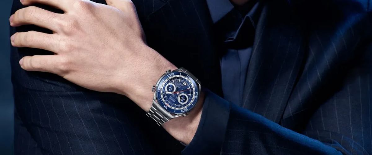 Huawei Watch ultimate nutikell ülikonnas mehe käe randmel
