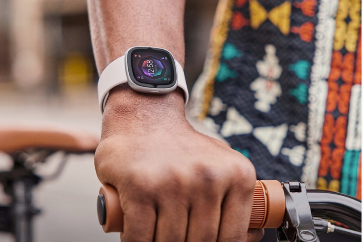 Roosat rihmaga Fitbit Sense 2 mehe käe randmel