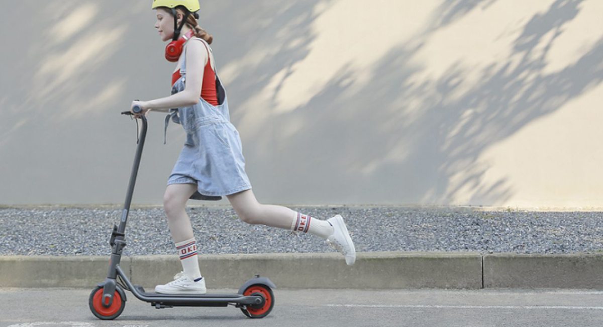 Tüdruk sõidab elektrilise tõukerattaga Ninebot eKickScooter ZING C20