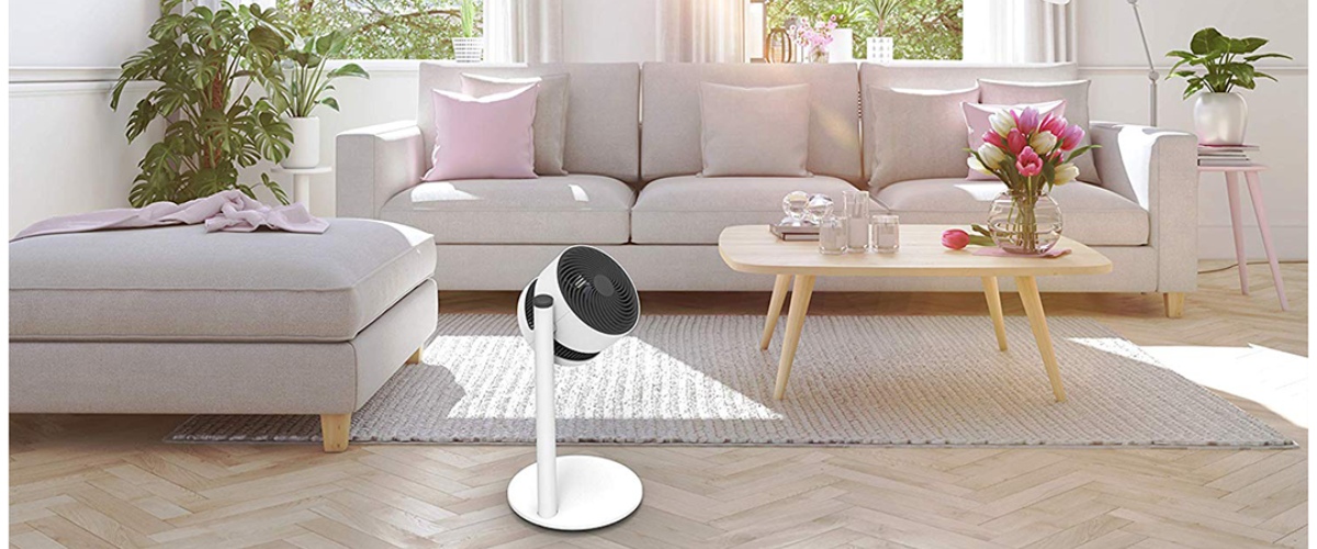 Helge elutoa keskel põrandal valge ventilaator