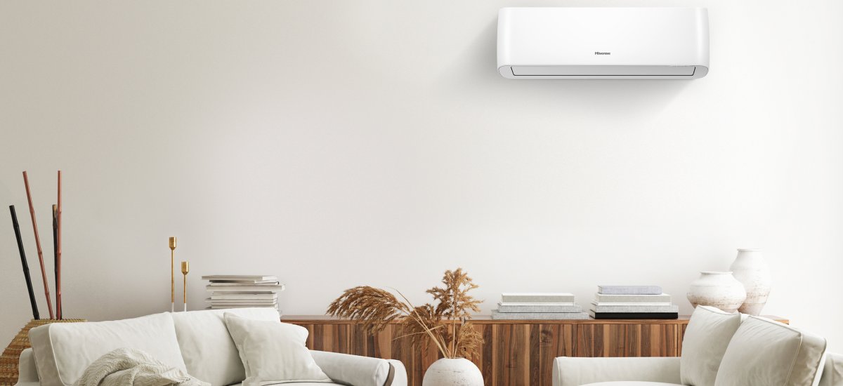 Seinal asuv valge Hisense konditsioneer