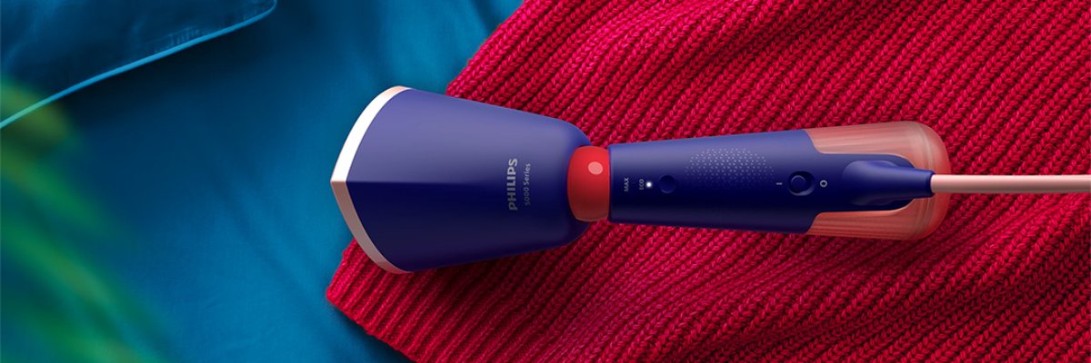 Philips 5000 seeria käsi-aurukeskus punase kampsuni peal
