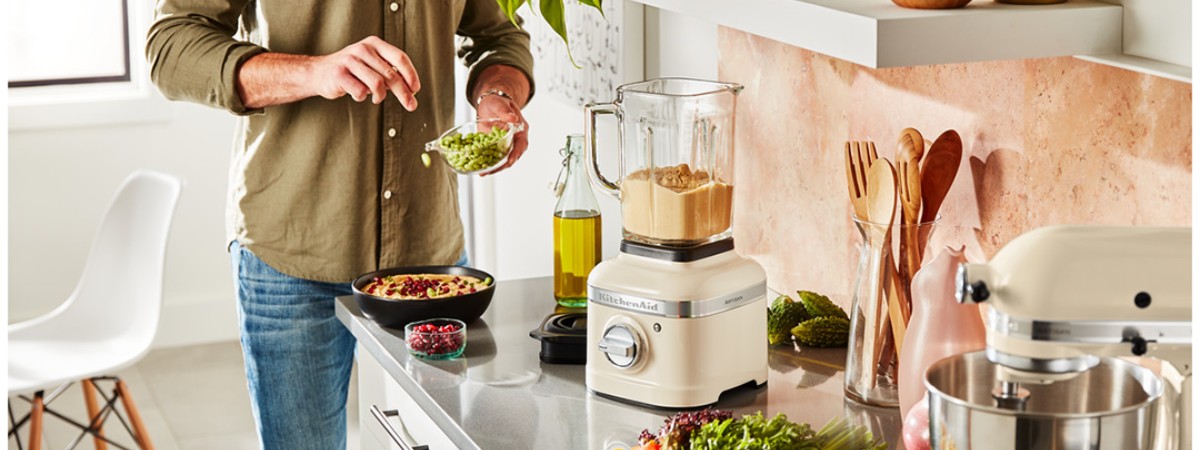 Мужчина готовит здоровую пищу на блендере KitchenAid Artisan K400 со стеклянной чашей 