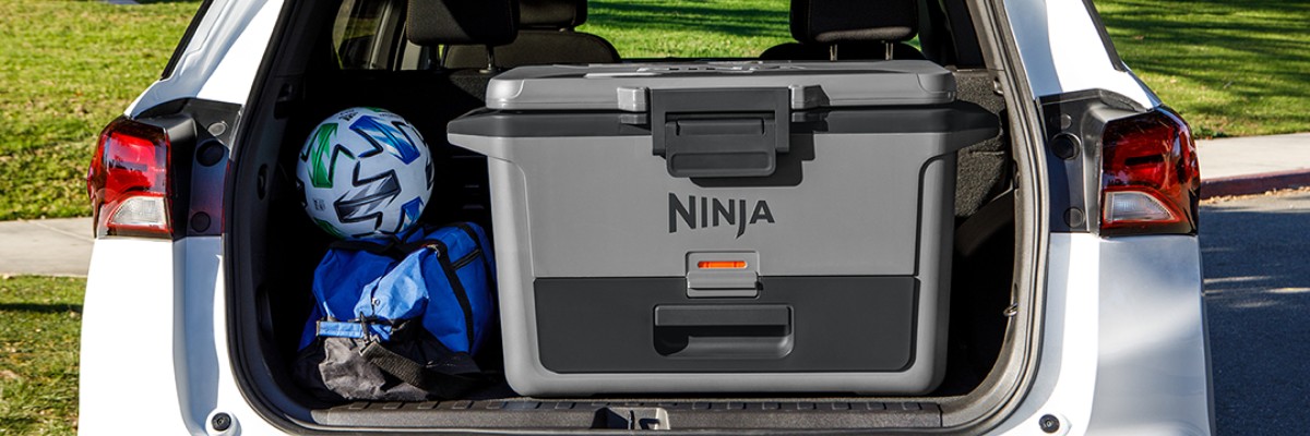 Ninja FrostVault autokülmik auto pagasiruumis koos spordivarustusega