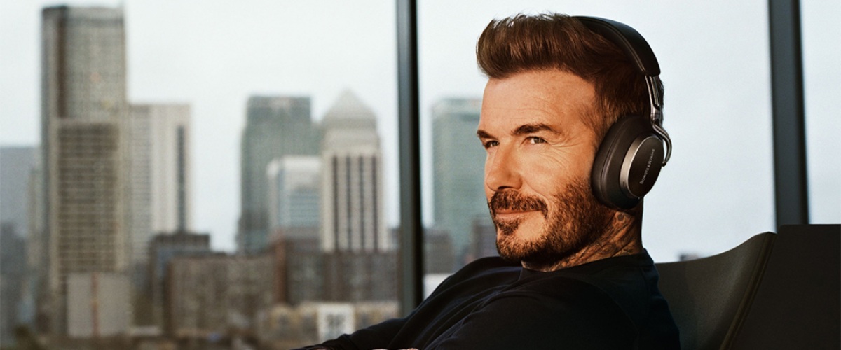 Mees istub ja kuulab Bowers & Wilkins Px8 S2 kõrvaklappidest muusikat