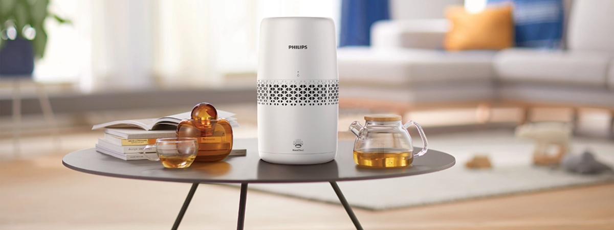 Увлажнитель воздуха Philips HU2510/10 на журнальном столике в гостиной