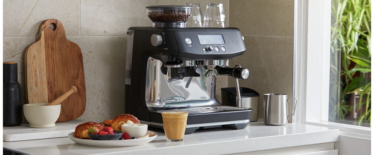 Sage The Barista Pro poolautomaatne espressomasin köögis.