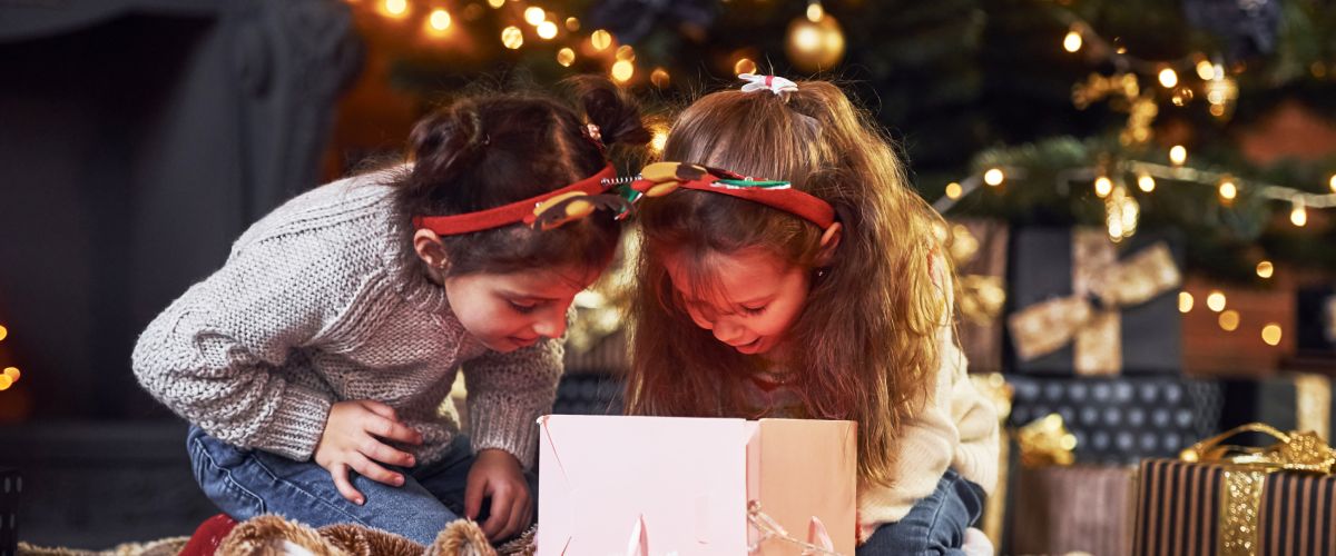 Lapsed uurimas pakitud jõulukingitust lastele