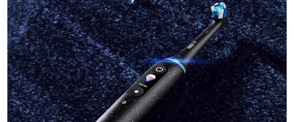 Must elektriline hambahari Oral-B iO10 seeria tumesinisel taustal