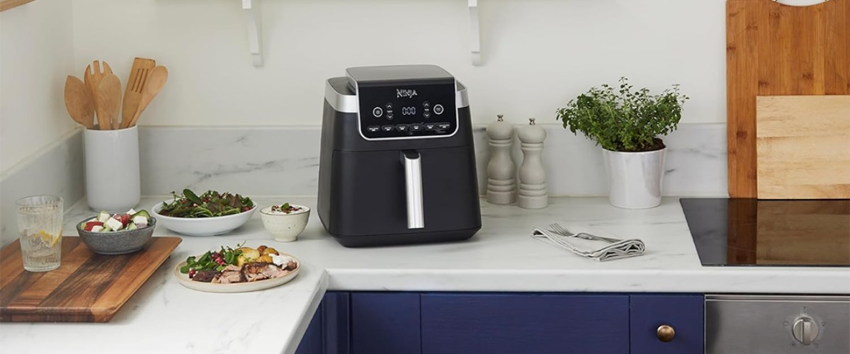 Ninja Airfryer Max Pro kuumaõhufritüür köögikapil koos valmis roogadega