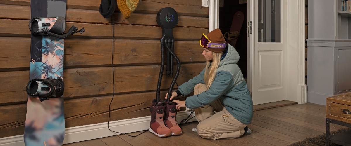 Seinale kinnitatud Hedgehog jalanõude kuivataja kuivatab talvesaapaid esikus