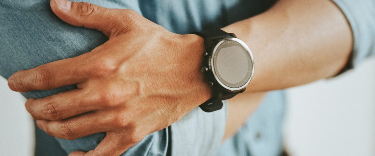 Klassikalise disainiga meeste nutikell randmel igapäevases kasutuses