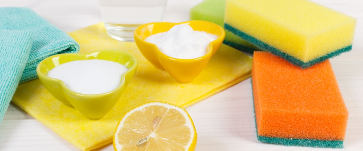 Лимон, пищевая сода и губки для естественной чистки духовки