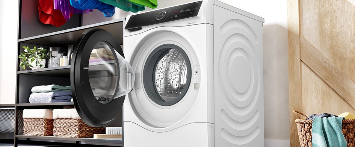 Bosch priekšpuses ielādes veļas mašīna modernā veļas telpā – energoefektīvs un kluss modelis