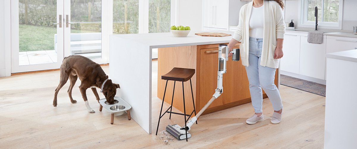 Juhtmevaba varstolmuimeja puhastab köögipõrandalt mustust ja puru, sobides hästi lemmikloomadega kodudesse igapäevaseks koristamiseks