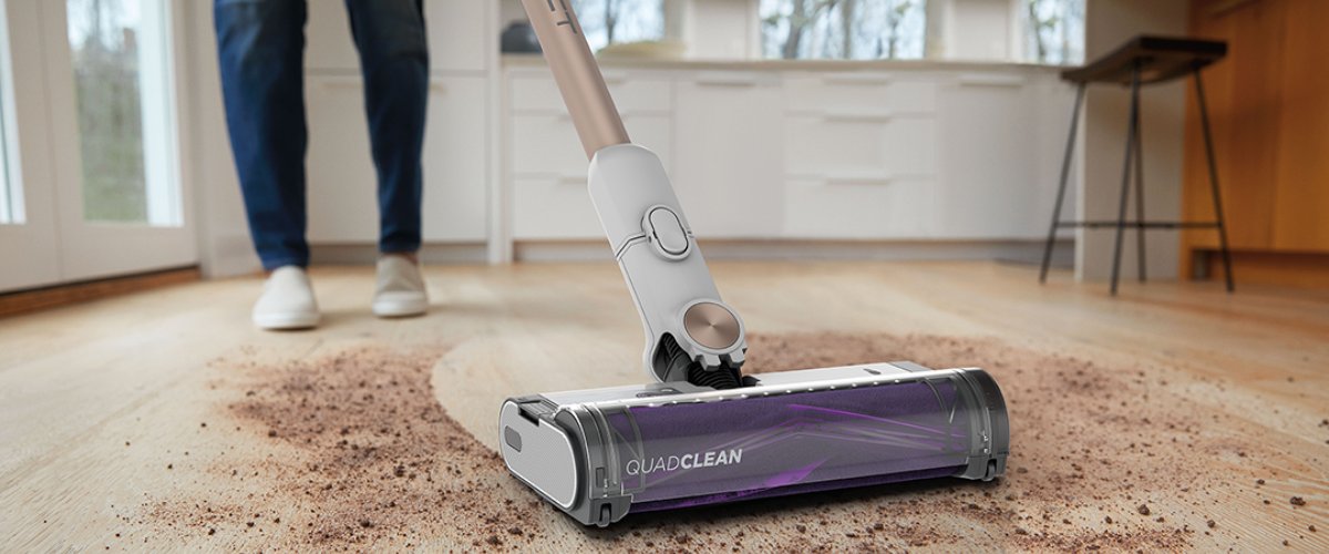 Juhtmevaba varstolmuimeja puhastab tõhusalt kõvapõrandalt tolmu ja mustust, kasutades võimsat harjarulli ja QuadClean tehnoloogiat