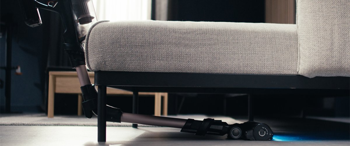 Juhtmevaba Tefal X-Force Flex varstolmuimeja puhastab painduva varre abil diivani alt, ulatudes hõlpsasti madalatesse ja raskesti ligipääsetavatesse kohtadesse