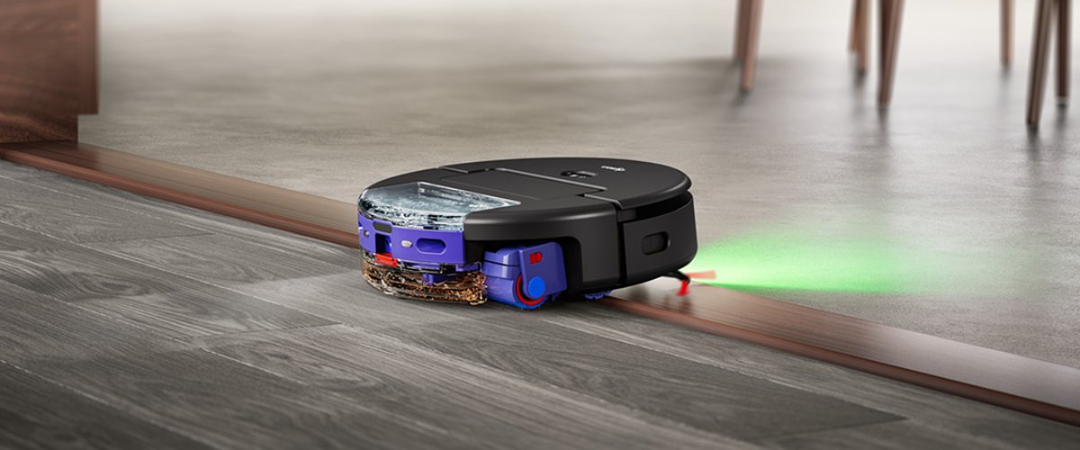 Робот-пылесос Dyson преодолевает порог на полу, убирая различные типы полов