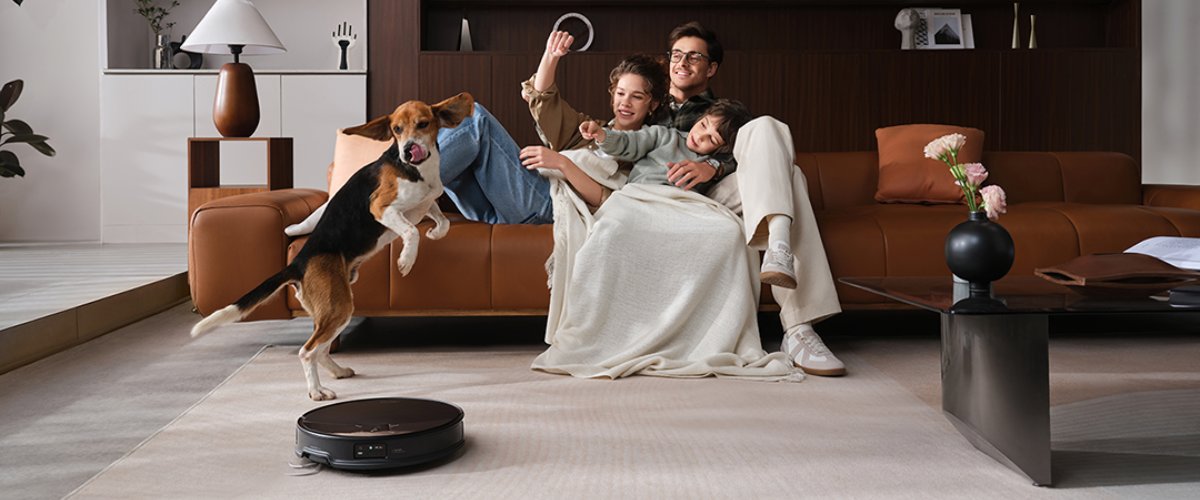 Robottolmuimeja töötab elutoas vaibal pere ja lemmikloomaga kodus