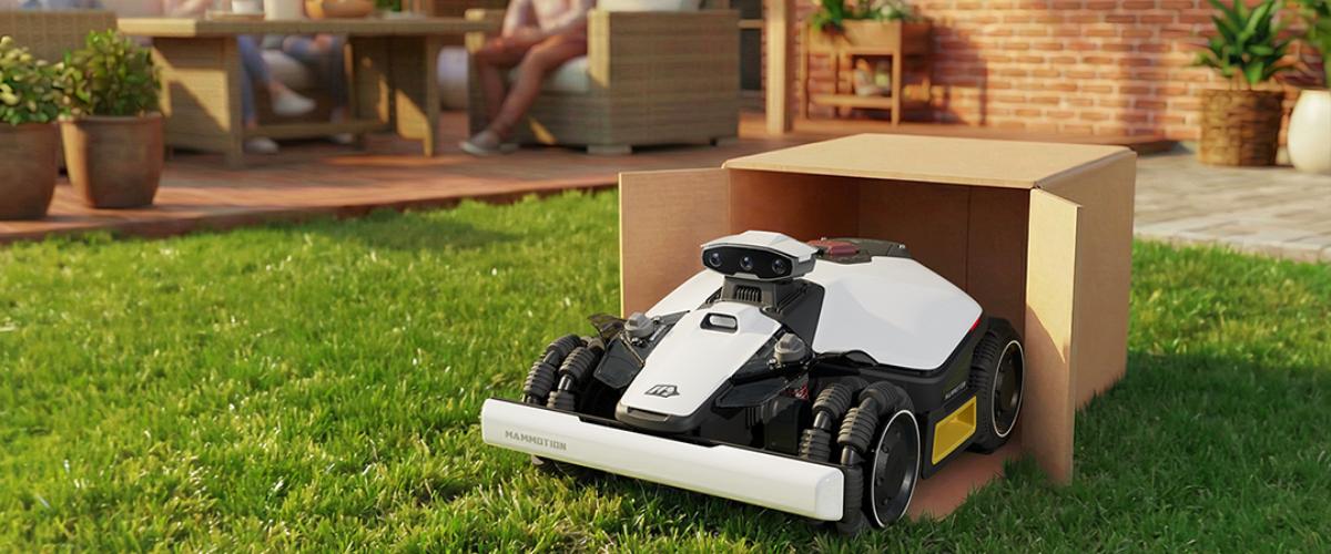 Mammotion LUBA Mini 2 AWD 1000 robotniiduk laadimisjaamas koduaias – nelikveoga piirdekaablivaba robotniiduk kuni 1000 m² murule ja kallakutega aeda
