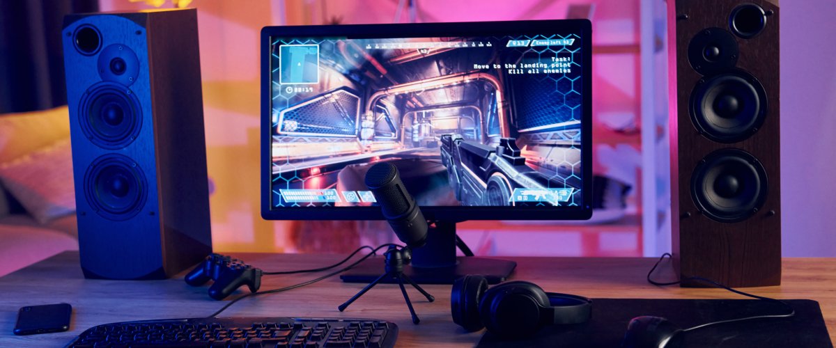 Игровой монитор с высокой частотой обновления на игровом столе