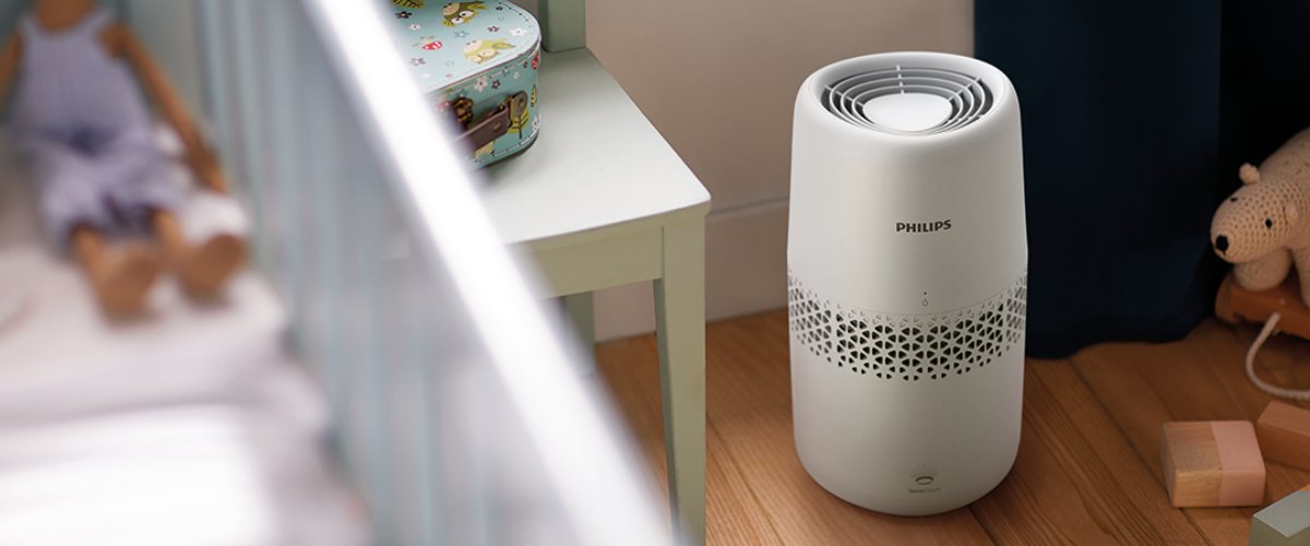 Philips HU2510/10 õhuniisutaja lastetoa põrandal beebivoodi kõrval
