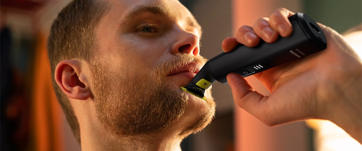 Mees kujundab vuntse ja habet hübriidraseerijaga Philips OneBlade Pro 360
