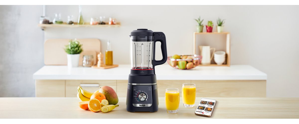 Блендер Tefal Blendforce Cook на кухонном острове со смузи и фруктами