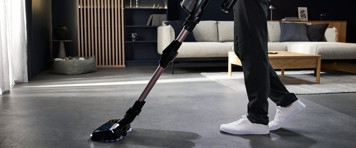 Tefal X-Force Flex 16.60 juhtmevaba varstolmuimeja peseb märgpuhastusotsikuga elutoa halli kõva põrandat