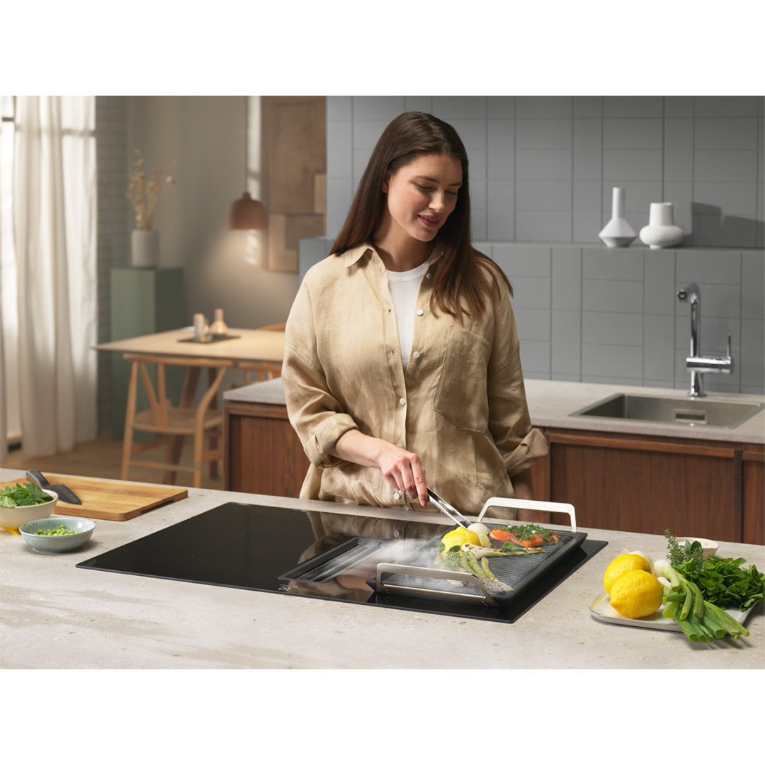Electrolux 600 Bridge, 78 см, черный - Интегрируемая индукционная варочная панель с вытяжкой