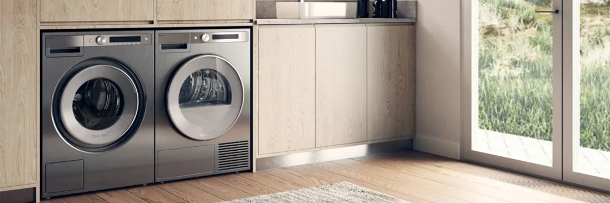 Встроенная стиральная машина и сушилка Asko T608HX.S в светлой прачечной